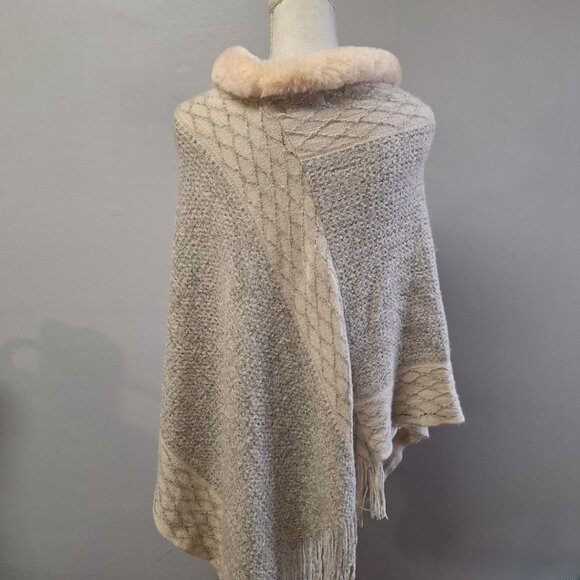 Anthropologie Do Everything In Love Poncho One‎ Size Faux Fur Collar Knit Fringe - Picture 11 of 13